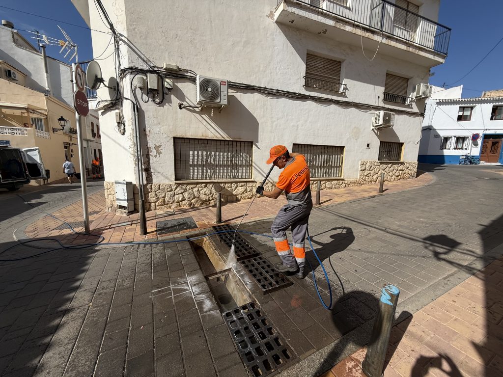 La Nucía refuerza la limpieza de imbornales ante las lluvias