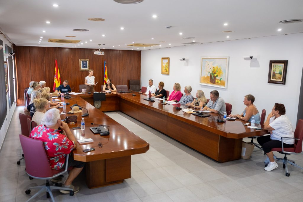 L’Alfàs del Pi reactiva la agenda de integración municipal con los colectivos de residentes internacionales