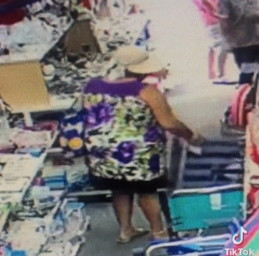 Un comerciante de Benidorm acude a la playa y 'pilla' a una turista utilizando la silla de 45 euros que acaba de robarle