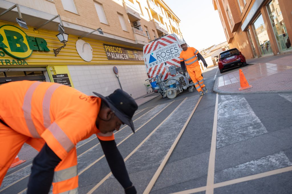 Renovación de la señalización horizontal y pasos de cebra en l'Alfàs del Pi.