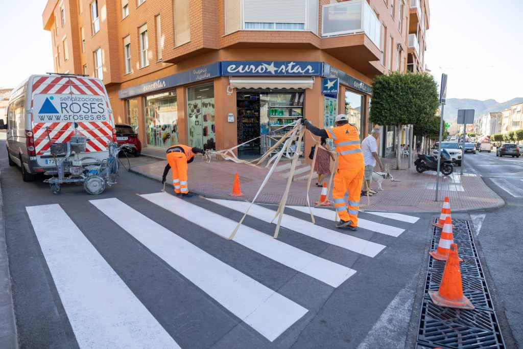 El Ayuntamiento de l’Alfàs del Pi renueva 78 pasos de cebra