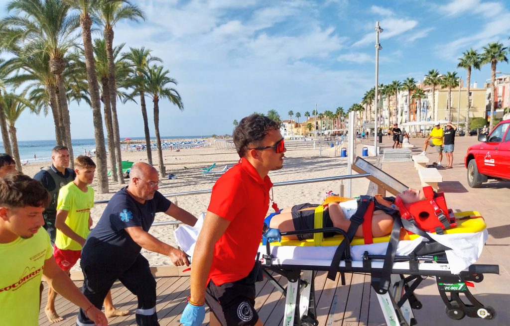 Villajoyosa prueba la respuesta de sus servicios de emergencia con un simulacro de ahogamiento en la playa Centro