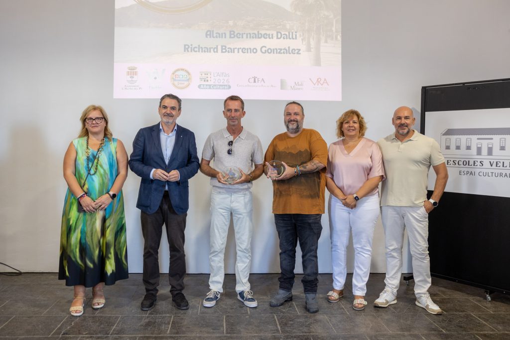 L’Alfàs del Pi premia la excelencia de Alan Bernabeu y Richard Barreno en el Día Mundial del Turismo