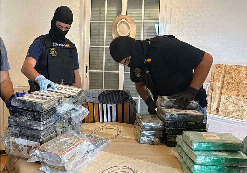 Agencia Tributaria y Policía desarticulan una red de tráfico de cocaína en Finestrat, Benidorm y Elche