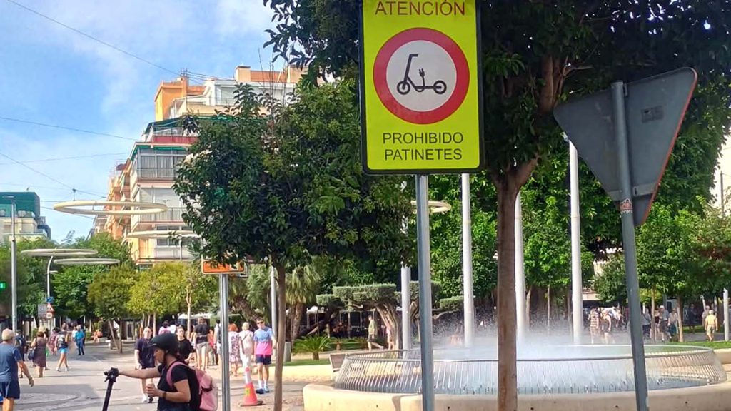 Benidorm refuerza la señalización y los controles para frenar el uso ilícito de patinetes en zonas peatonales