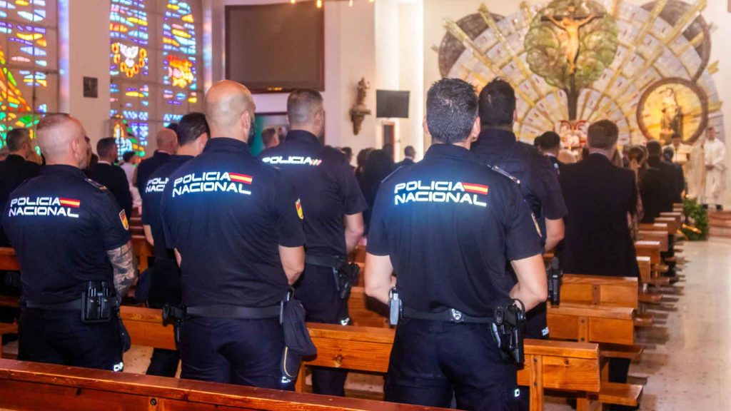 Benidorm rinde homenaje a la Policía Nacional en la festividad de los Ángeles Custodios