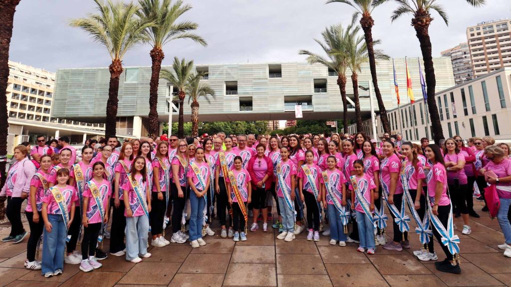 Cientos de personas recorren Benidorm con Anémona en la lucha contra el cáncer de mama