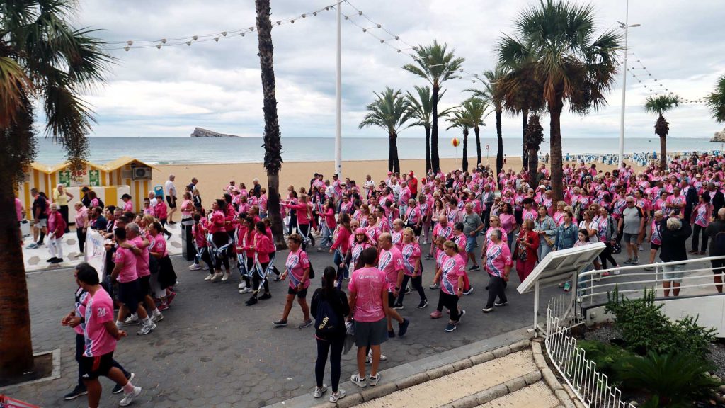 Cientos de personas recorren Benidorm con Anémona en la lucha contra el cáncer de mama