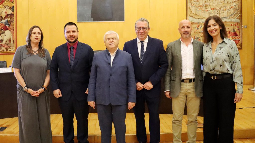 Benidorm instala semáforos acústicos inteligentes que las personas ciegas pueden activar desde el móvil