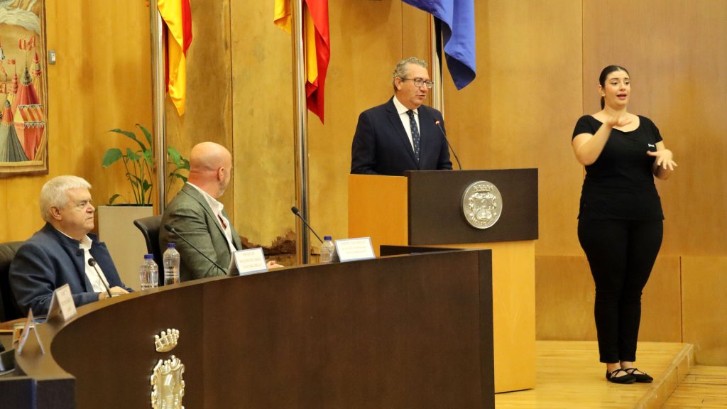Benidorm instala semáforos acústicos inteligentes que las personas ciegas pueden activar desde el móvil