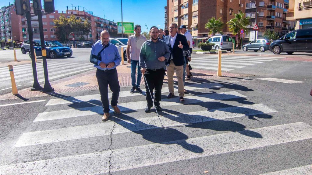 Benidorm instala semáforos acústicos inteligentes que las personas ciegas pueden activar desde el móvil