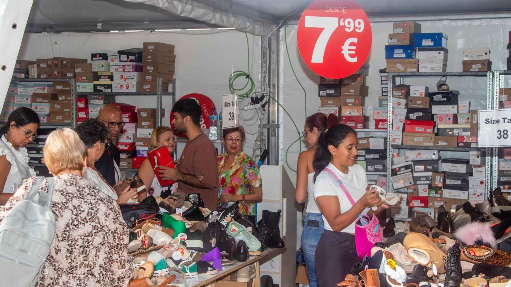 La 13ª Feria Outlet de Benidorm arranca con gran afluencia y descuentos superiores al 50%