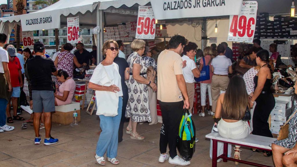 La 13ª Feria Outlet de Benidorm arranca con gran afluencia y descuentos superiores al 50% 