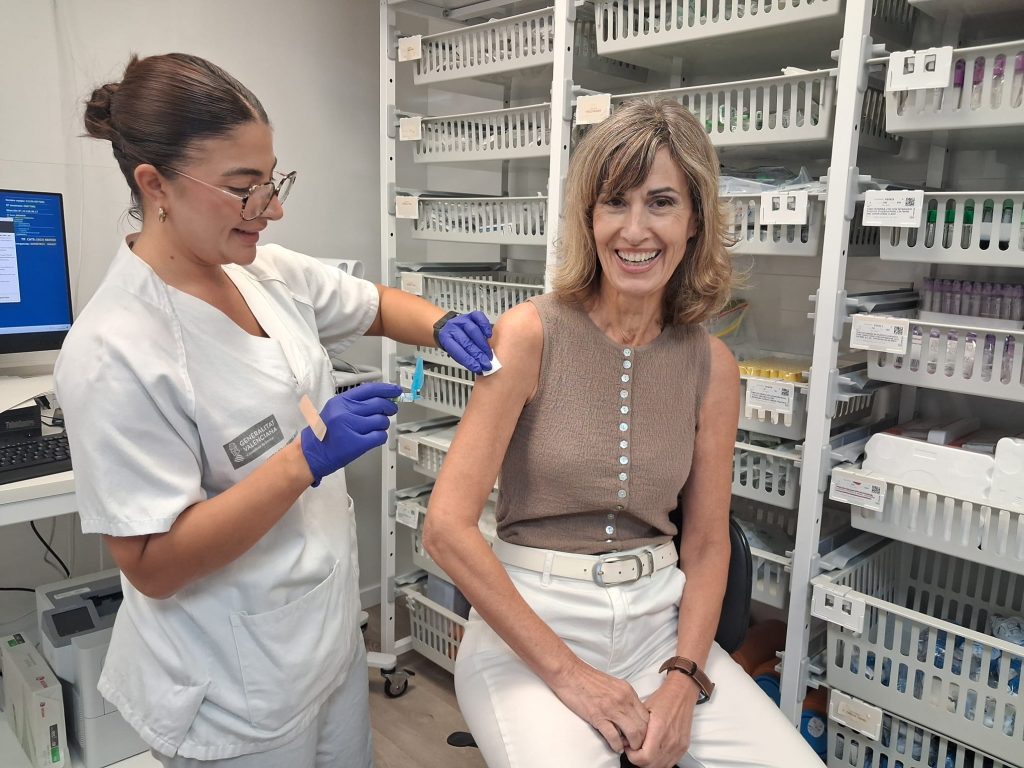 El hospital Marina Baixa inicia la vacunación de sus sanitarios frente a la gripe, la COVID-19 y el VRS