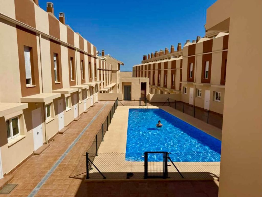 La Nucía avanza en el plan de vivienda joven con la entrega de ocho adosados en La Colina
