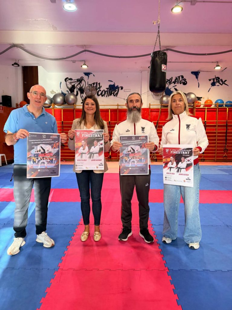 Finestrat se consolida como capital del taekwondo con más de 600 atletas en el III Open y el CADU ENCABEZADO / SUBTÍTULO El pabellón municipal acoge este sábado 7 de noviembre una jornada doble de alta competición con la presencia de medallistas europeos y mundiales y la participación de 90 clubes continentales. CUERPO DE LA NOTICIA FINESTRAT. El Pabellón Municipal de Deportes de Finestrat se convertirá este sábado, 7 de noviembre, en el epicentro del taekwondo autonómico e internacional. La localidad de la Marina Baixa albergará de manera simultánea el III Open de Taekwondo y el Campeonato Autonómico de Deporte Universitario (CADU), dos citas de máximo nivel que reunirán a cerca de 600 deportistas sobre el tatami. La presentación oficial de ambos eventos contó con la participación de la concejala de Deportes, Beatriz Quintillán; el director del Club Taekwondo Finestrat, Juan José González; la secretaria de la entidad, Raquel García; y el especialista técnico del CADU, Jesús Villar. Durante la comparecencia, la edil de Deportes subrayó la proyección internacional que alcanza el municipio con esta doble cita atlética: "Finestrat se sigue consolidando como referente a nivel nacional e internacional del Taekwondo. Una nueva prueba de ello es que tendremos a más de 600 deportistas en nuestro pabellón para disputar el III Open y también, por segundo año consecutivo, el CADU. Vamos a tener una ocasión excepcional para ver sobre el tatami a nuestro club local y a taekwondistas llegados de toda España y de países como Italia, Noruega o Rumanía", destacó Beatriz Quintillán. Record de participación en el III Open de Taekwondo (H2) El III Open de Taekwondo, organizado por el Club de Taekwondo y Hapkido de Finestrat en colaboración con la Concejalía de Deportes, ha experimentado un crecimiento exponencial. La competición ha triplicado su cifra de inscritos respecto al ejercicio anterior, pasando de los 250 participantes de 2025 a 550 deportistas en 2026, procedentes de 90 clubes de toda Europa. El torneo se disputará en la modalidad de Kyorugi (combate) y abarcará las categorías precadete, cadete, junior y senior. El club anfitrión estará representado por más de 40 alumnos. Entre las figuras de primer nivel confirmadas destacan Jairo Agenjo, actual campeón absoluto de Europa, y Violeta Díaz, tercera en el Campeonato del Mundo femenino. Por su parte, el maestro y director del club, Juan José González, agradeció el respaldo institucional y remarcó la trascendencia del torneo: "Haber triplicado la participación posiciona firmemente a Finestrat en el calendario nacional e internacional de la disciplina". Elite universitaria en el CADU (H2) De forma paralela, Finestrat repite por segundo año consecutivo como sede del Campeonato Autonómico de Deporte Universitario (CADU) de la Comunitat Valenciana. Alrededor de un centenar de atletas de diez universidades valencianas competirán en las modalidades de combate y poomsae con el objetivo de lograr el billete para el Campeonato de España. La representación local en el CADU correrá a cargo de los atletas de Finestrat Mark Zurita, Alejandra de Frutos, Leticia Arbuzina, Ekaterina Ignatyev y Mario Ignacio Ángel. Este campeonato forma parte de la iniciativa Comunitat de l’Esport, impulsada por la Generalitat Valenciana y la Fundación Trinidad Alfonso para promover el deporte de alto rendimiento en los centros de educación superior. Horarios y ubicación de los campeonatos (H2) La jornada deportiva del sábado 7 de noviembre en el Pabellón Municipal de Deportes de Finestrat (ubicado en la Partida La Foia) se estructurará en dos turnos: III Open de Taekwondo: Horario de mañana, de 08:00 a 16:00 horas (aproximadamente). Campeonato Autonómico Universitario (CADU): Horario de tarde, de 17:00 a 19:00 horas. La entrada para presenciar ambos torneos será libre hasta completar el aforo del recinto. 💡 Consejos de publicación e imágenes para WordPress: Imagen destacada: Utiliza la foto de la presentación de los organizadores y la concejala con el cartel del evento. Texto ALT de la imagen principal: Presentacion del III Open de Taekwondo y el CADU en Finestrat. Enlaces internos (Estructura web): Si tu web dispone de secciones de deportes o agenda local, enlaza las etiquetas Finestrat, Taekwondo o Deportes.