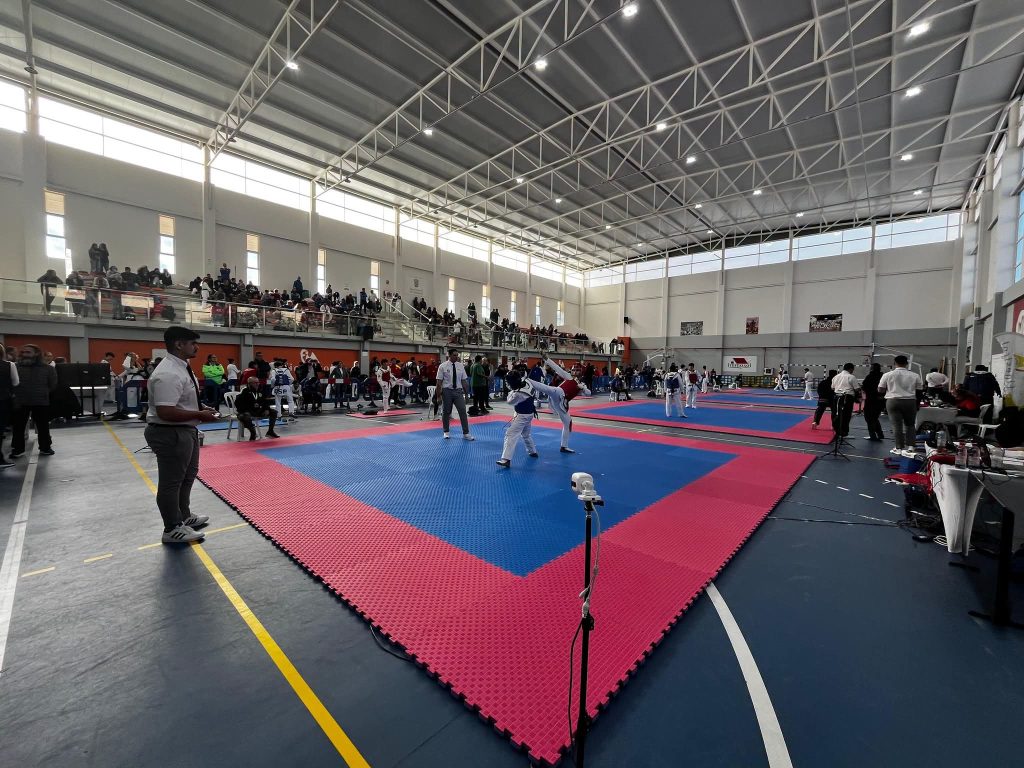 Finestrat se consolida como capital del taekwondo con más de 600 atletas en el III Open y el CADU ENCABEZADO / SUBTÍTULO El pabellón municipal acoge este sábado 7 de noviembre una jornada doble de alta competición con la presencia de medallistas europeos y mundiales y la participación de 90 clubes continentales. CUERPO DE LA NOTICIA FINESTRAT. El Pabellón Municipal de Deportes de Finestrat se convertirá este sábado, 7 de noviembre, en el epicentro del taekwondo autonómico e internacional. La localidad de la Marina Baixa albergará de manera simultánea el III Open de Taekwondo y el Campeonato Autonómico de Deporte Universitario (CADU), dos citas de máximo nivel que reunirán a cerca de 600 deportistas sobre el tatami. La presentación oficial de ambos eventos contó con la participación de la concejala de Deportes, Beatriz Quintillán; el director del Club Taekwondo Finestrat, Juan José González; la secretaria de la entidad, Raquel García; y el especialista técnico del CADU, Jesús Villar. Durante la comparecencia, la edil de Deportes subrayó la proyección internacional que alcanza el municipio con esta doble cita atlética: "Finestrat se sigue consolidando como referente a nivel nacional e internacional del Taekwondo. Una nueva prueba de ello es que tendremos a más de 600 deportistas en nuestro pabellón para disputar el III Open y también, por segundo año consecutivo, el CADU. Vamos a tener una ocasión excepcional para ver sobre el tatami a nuestro club local y a taekwondistas llegados de toda España y de países como Italia, Noruega o Rumanía", destacó Beatriz Quintillán. Record de participación en el III Open de Taekwondo (H2) El III Open de Taekwondo, organizado por el Club de Taekwondo y Hapkido de Finestrat en colaboración con la Concejalía de Deportes, ha experimentado un crecimiento exponencial. La competición ha triplicado su cifra de inscritos respecto al ejercicio anterior, pasando de los 250 participantes de 2025 a 550 deportistas en 2026, procedentes de 90 clubes de toda Europa. El torneo se disputará en la modalidad de Kyorugi (combate) y abarcará las categorías precadete, cadete, junior y senior. El club anfitrión estará representado por más de 40 alumnos. Entre las figuras de primer nivel confirmadas destacan Jairo Agenjo, actual campeón absoluto de Europa, y Violeta Díaz, tercera en el Campeonato del Mundo femenino. Por su parte, el maestro y director del club, Juan José González, agradeció el respaldo institucional y remarcó la trascendencia del torneo: "Haber triplicado la participación posiciona firmemente a Finestrat en el calendario nacional e internacional de la disciplina". Elite universitaria en el CADU (H2) De forma paralela, Finestrat repite por segundo año consecutivo como sede del Campeonato Autonómico de Deporte Universitario (CADU) de la Comunitat Valenciana. Alrededor de un centenar de atletas de diez universidades valencianas competirán en las modalidades de combate y poomsae con el objetivo de lograr el billete para el Campeonato de España. La representación local en el CADU correrá a cargo de los atletas de Finestrat Mark Zurita, Alejandra de Frutos, Leticia Arbuzina, Ekaterina Ignatyev y Mario Ignacio Ángel. Este campeonato forma parte de la iniciativa Comunitat de l’Esport, impulsada por la Generalitat Valenciana y la Fundación Trinidad Alfonso para promover el deporte de alto rendimiento en los centros de educación superior. Horarios y ubicación de los campeonatos (H2) La jornada deportiva del sábado 7 de noviembre en el Pabellón Municipal de Deportes de Finestrat (ubicado en la Partida La Foia) se estructurará en dos turnos: III Open de Taekwondo: Horario de mañana, de 08:00 a 16:00 horas (aproximadamente). Campeonato Autonómico Universitario (CADU): Horario de tarde, de 17:00 a 19:00 horas. La entrada para presenciar ambos torneos será libre hasta completar el aforo del recinto. 💡 Consejos de publicación e imágenes para WordPress: Imagen destacada: Utiliza la foto de la presentación de los organizadores y la concejala con el cartel del evento. Texto ALT de la imagen principal: Presentacion del III Open de Taekwondo y el CADU en Finestrat. Enlaces internos (Estructura web): Si tu web dispone de secciones de deportes o agenda local, enlaza las etiquetas Finestrat, Taekwondo o Deportes.