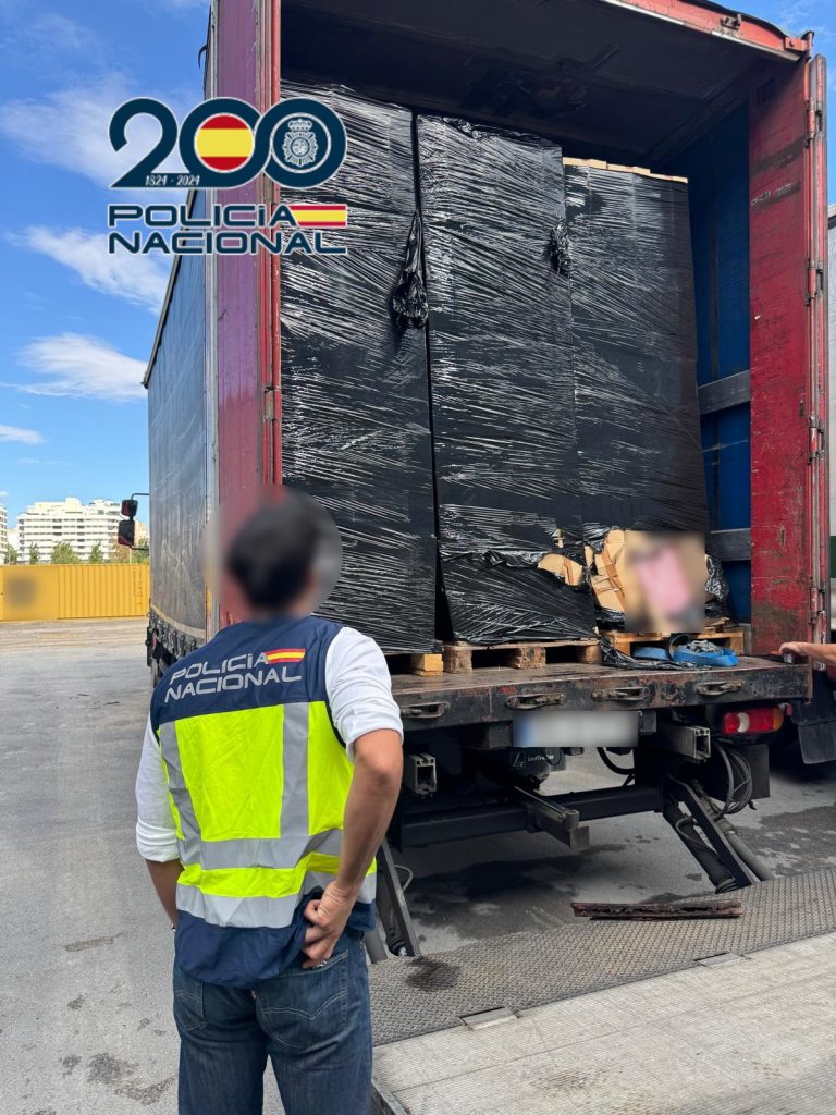 Interceptan en Alicante un camión con 255.000 cajetillas de tabaco ilegal valoradas en más de 1,4 millones de euros