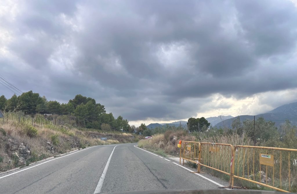 El Castell de Guadalest inicia las obras del paseo que lo conectará con Benimantell en seis meses 3