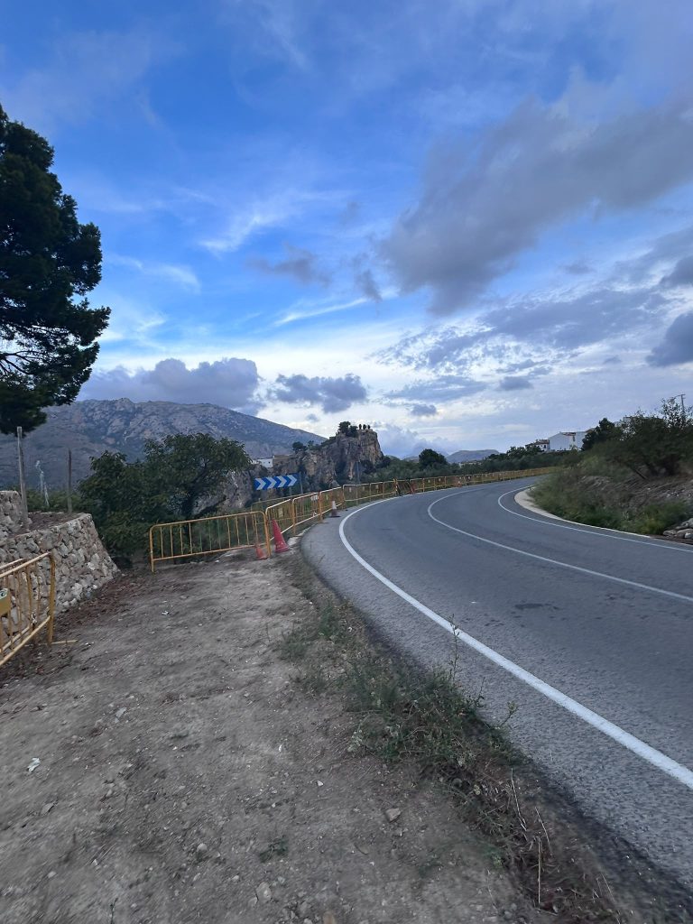 El Castell de Guadalest inicia las obras del paseo que lo conectará con Benimantell en seis meses 1