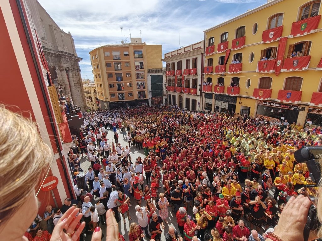 L’Arrancà llena la plaza de Callosa d’en Sarrià y da comienzo a sus Fiestas de Moros y Cristianos
