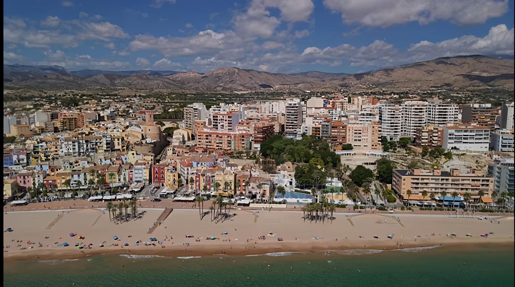 Villajoyosa suspende durante dos años nuevas licencias para viviendas turísticas