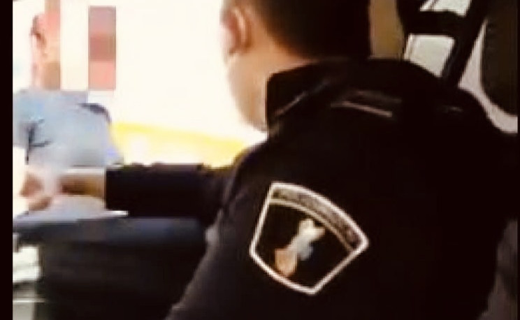 Juzgan en Alicante a dos policías locales de Benidorm por un presunto delito de odio e insultos a una mujer transexual