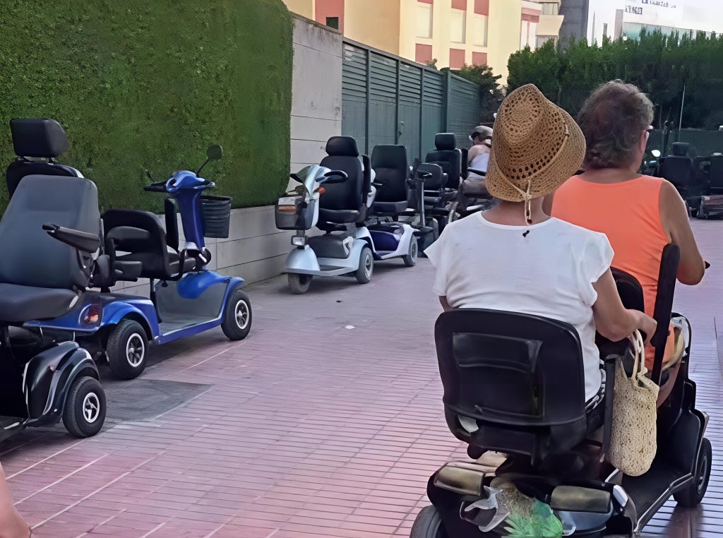 Benidorm endurece su Ordenanza de Movilidad para prohibir las scooters biplazas o multiusuario