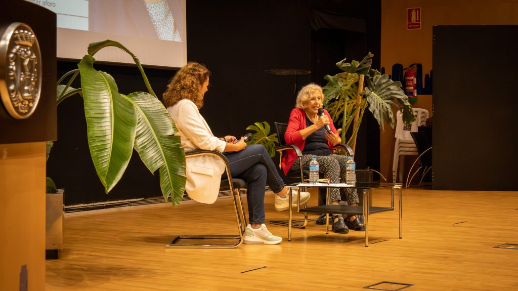 Manuela Carmena reivindica en Benidorm el derecho a la vivienda y exige protección frente a los desahucios