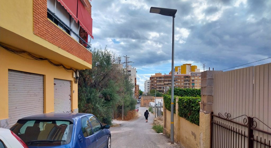 Villajoyosa invierte más de 210.000 euros en renovar el alumbrado de sus caminos rurales con tecnología solar
