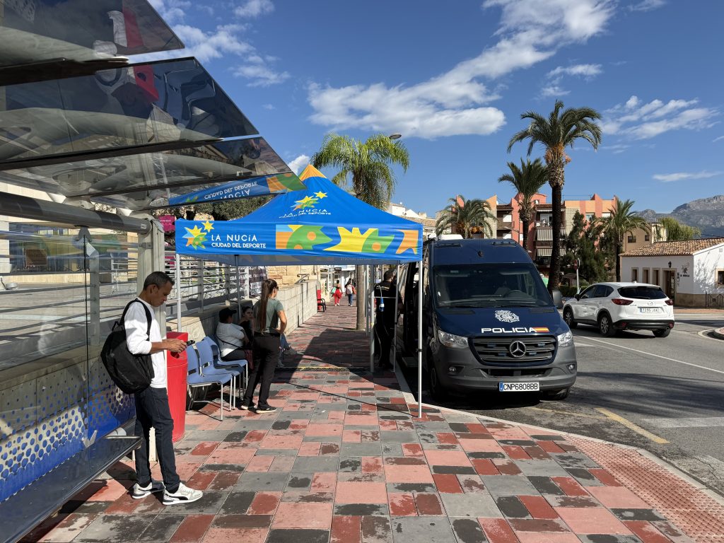 Un total de 59 vecinos de La Nucía tramitan el DNI y Pasaporte gracias a la Unidad Itinerante de la Policía Nacional