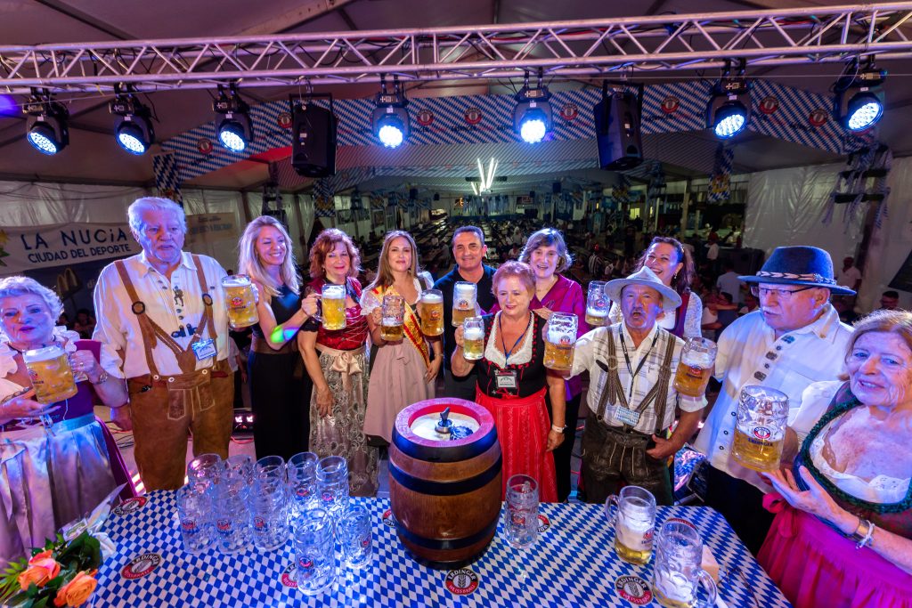 La Oktoberfest La Nucía 2026 comienza con la tradicional apertura del barril