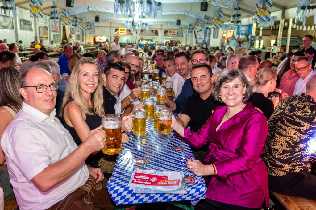 La Oktoberfest La Nucía 2026 comienza con la tradicional apertura del barril