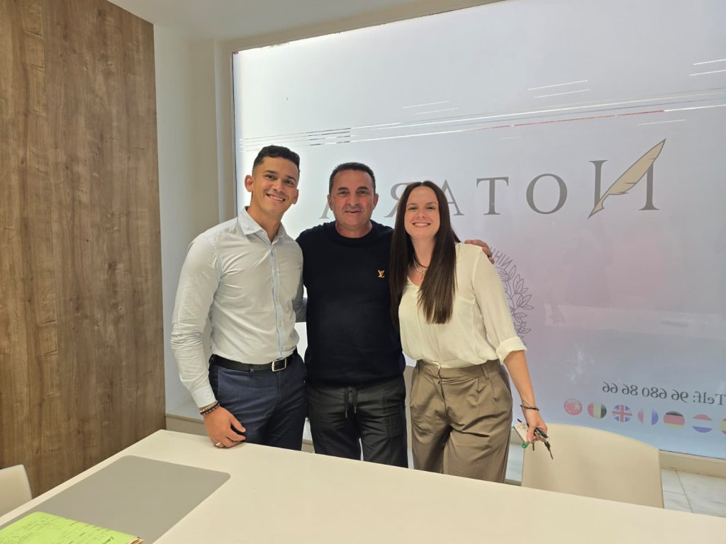 La Nucía avanza en el plan de vivienda joven con la entrega de ocho adosados en La Colina