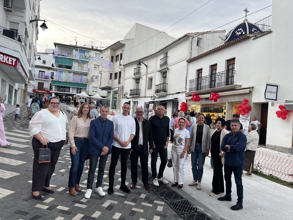 La Nit del Comerç d'Altea consolida su éxito con más de 75 establecimientos y miles de asistentes en las calles