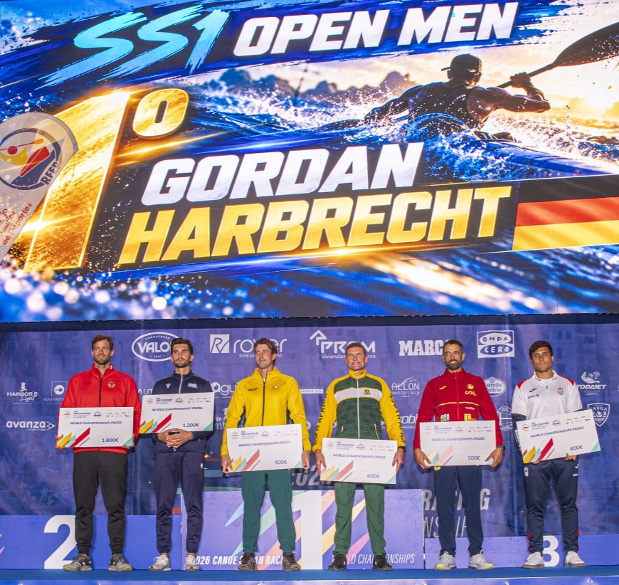 Los campeones del mundo de kayak de la modalidad de SS1 suben al podio en Villajoyosa 1