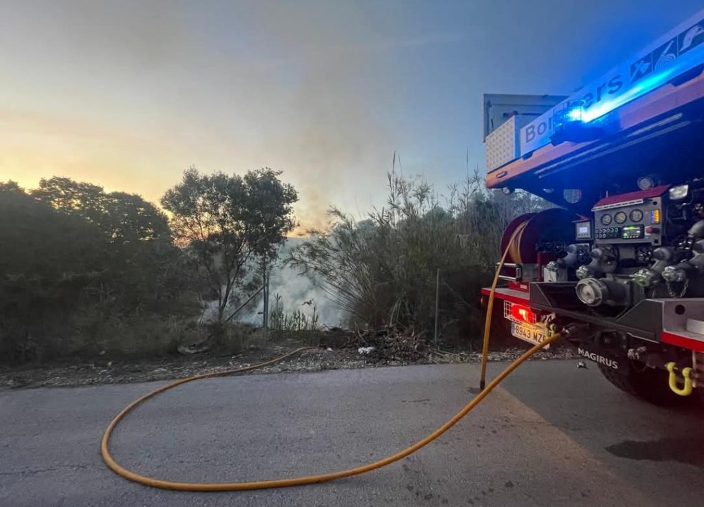 Un incendio agrícola en Altea acaba en denuncia por una quema insegura 2