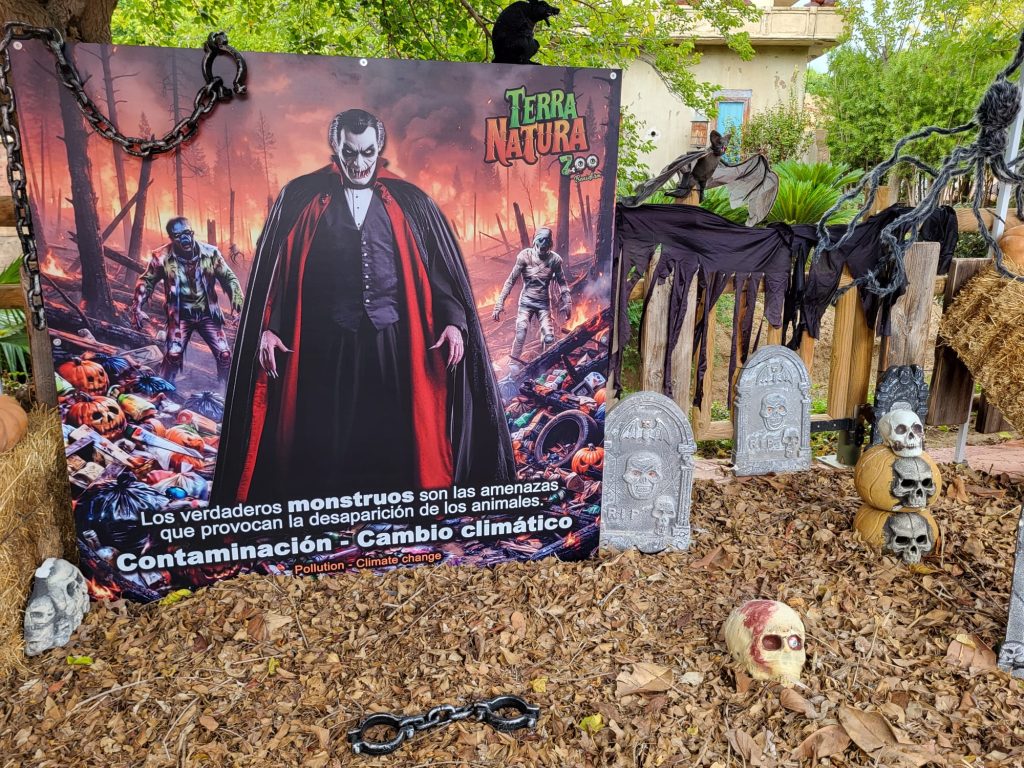Terra Natura Benidorm celebra Halloween con un mensaje contra la extinción de especies
