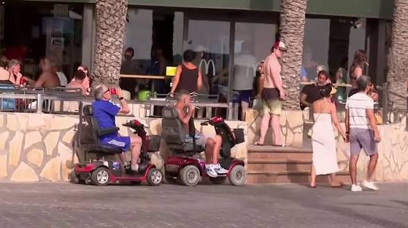Benidorm endurece su Ordenanza de Movilidad para prohibir las scooters biplazas o multiusuario