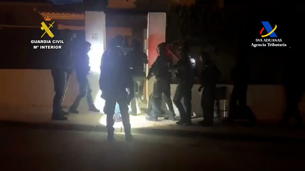 la Guardia Civil precinta en Villajoyosa una estación de servicio vinculada a una estafa de dos millones de euros